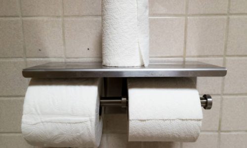 Porte papier toilette : bonne ou mauvaise idée de cadeau pour une crémaillère ?